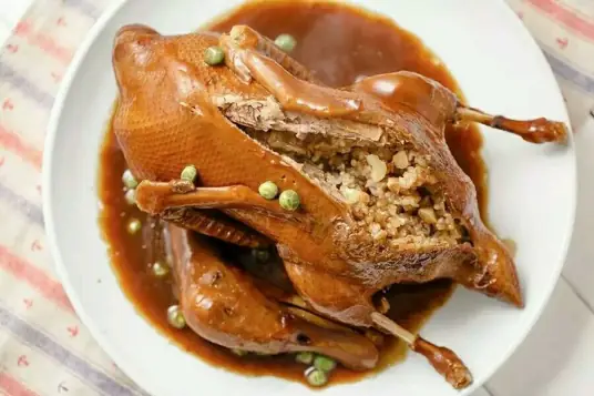 八宝鸭，汤汁肥浓，鸭卤酥烂，香气四溢，滋味鲜美