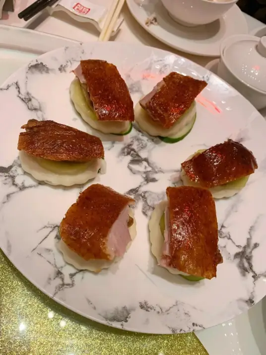 秘制鹅肝酱片，以细腻醇厚的鹅肝酱切片搭配果香或酒香调味，入口即化