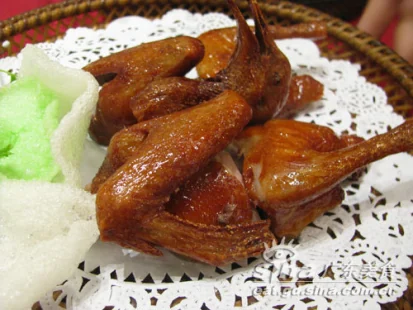 清香烤乳鸽，口感香脆，肉质鲜嫩，香气四溢