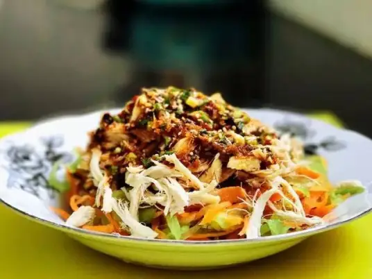 怪味鸡丝，肉质鲜嫩，互不压味， 味道特殊