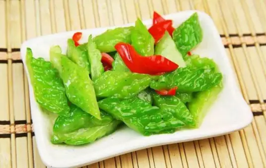 苦瓜不一样的做法之果脯干炒苦瓜