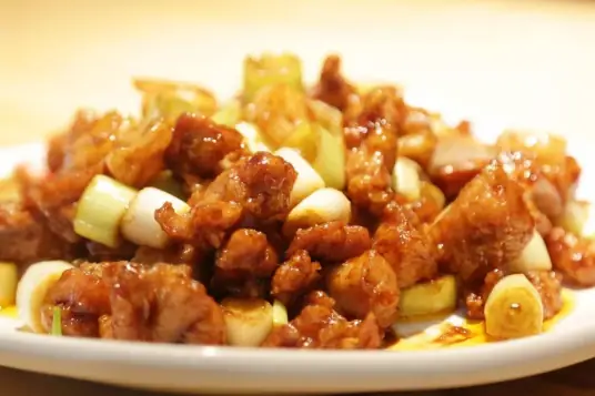 鸡里蹦，颜色清淡味道鲜美，虾仁脆爽，鸡肉鲜嫩