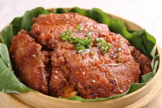 荷叶粉蒸肉，夹杂着米粉的焦香，猪肉的肉香，荷叶的清香，正是三香合一