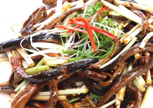 宁式鳝丝，具有嫩滑香鲜，油润肥美的特色