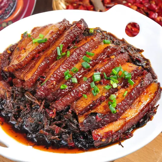 梅菜扣肉，汤汁黏稠鲜美，扣肉滑溜醇香，肥而不腻