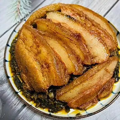 梅菜扣肉，汤汁黏稠鲜美，扣肉滑溜醇香，肥而不腻
