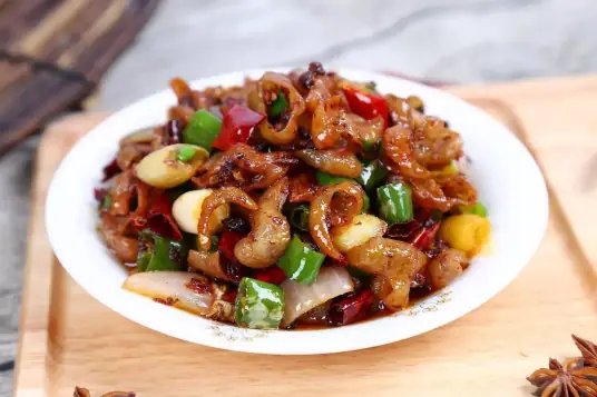 辣子肥肠，吃上去有麻又辣，很是好吃，每次都要多吃碗饭