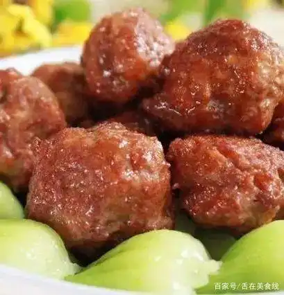 四喜丸子，由四个色、香、味俱佳的肉丸组成，寓人生福、禄、寿、喜四大喜事