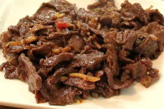 陈皮牛肉，成菜色泽红亮，酥软化渣，味浓鲜香