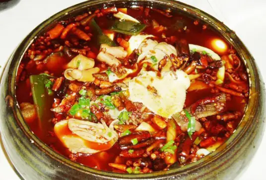毛肚火锅，原料多样，味鲜麻辣，汤汁浓醇