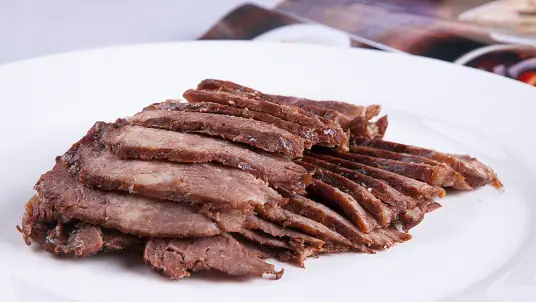 秘制卤牛肉，颜色棕黄，表面有光泽，酱香味浓可口