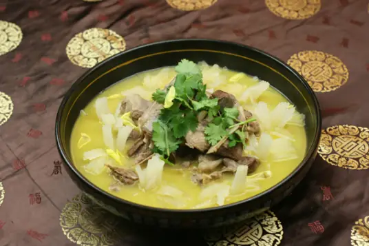 山药炖鹅肉，山药的口感软糯，与鹅肉的肉质相得益彰