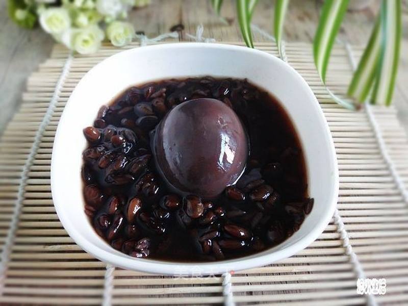 蛋酒黑豆汤，养血、活血、止痛，可调理女性虚寒引起的痛经
