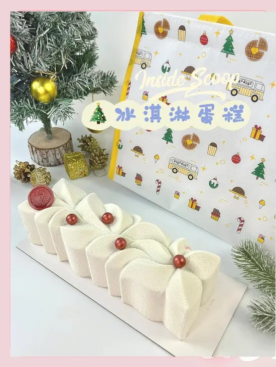 冰淇淋的细腻、蛋糕的绵软以及丰富的装饰完美融合的冰淇淋蛋糕