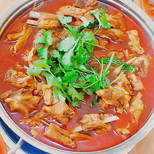 冬日暖胃佳肴—羊肉火锅的做法及丰富配料大揭秘