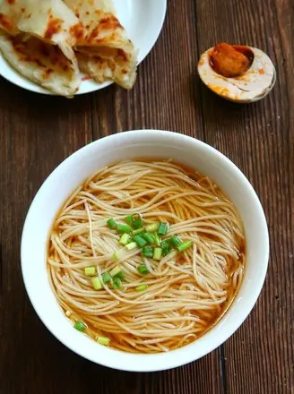 清汤挂面，口感清爽又营养，很适合小白和上班族当早餐