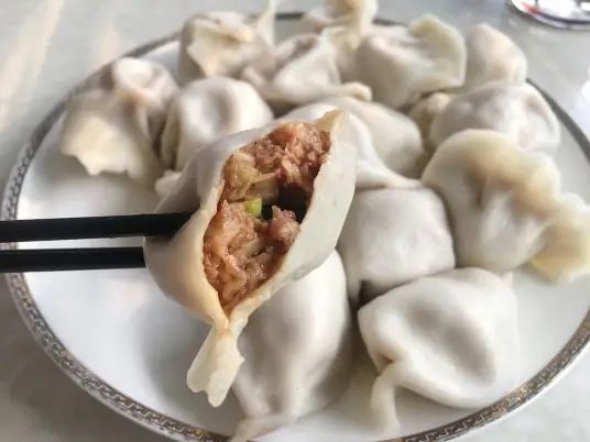 来一盘牛肉饺子，一家人有说有笑，其乐融融，非常的开心
