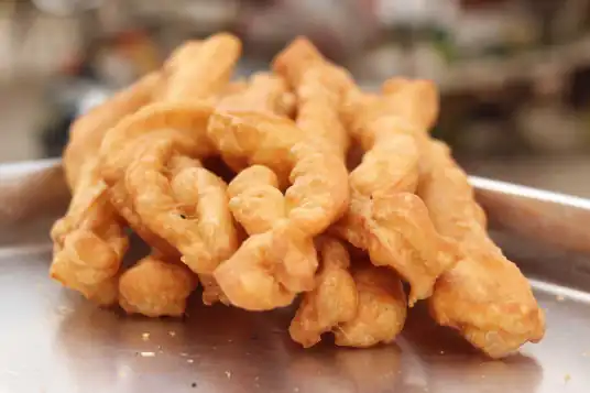 金黄酥脆的油条制作全攻略（油条怎么做）