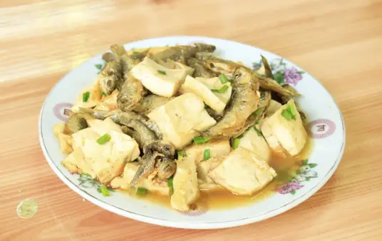 新泉满意饭店大厨分享乡村特色美食：鲫鱼焖豆腐