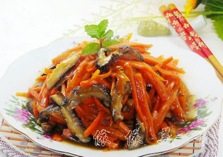 胡萝卜炒香菇口感微甜又香醇，比肉好吃，还养胃不腻人