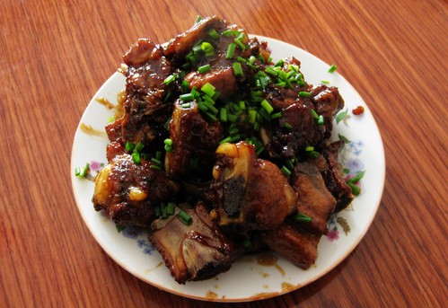 红烧排骨肉质细嫩，化渣醇香，咸鲜微辣，食之不腻