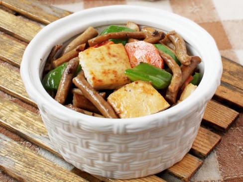 茶树菇烧豆腐，清淡的美食却不失美味