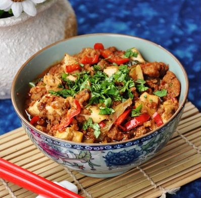 色泽红亮，红白绿相衬，豆腐形整不烂的家常麻婆豆腐做法