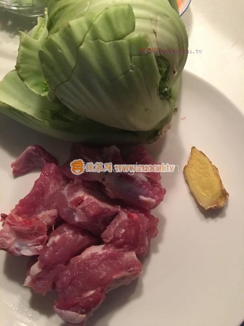 芥菜排骨汤清香又营养，解暑又降火，秋季常吃有益健康！