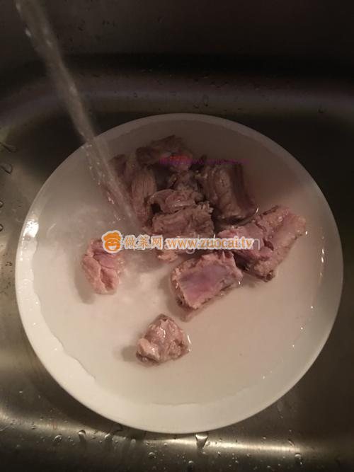芥菜排骨汤清香又营养，解暑又降火，秋季常吃有益健康！