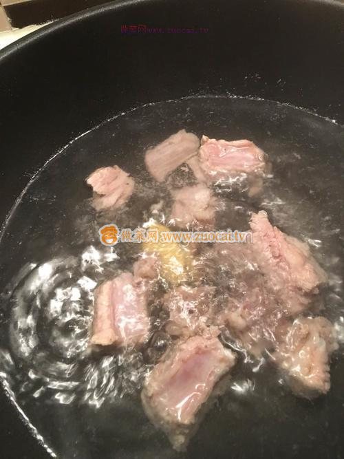 芥菜排骨汤清香又营养，解暑又降火，秋季常吃有益健康！