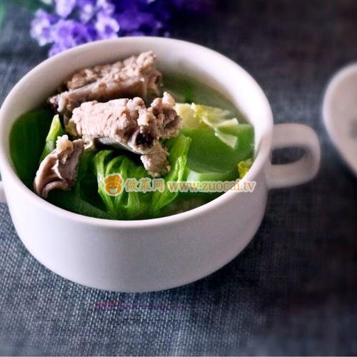 芥菜排骨汤清香又营养，解暑又降火，秋季常吃有益健康！