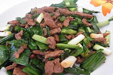 蒜苗肉丝带有淡淡的蒜香味，掩盖肉腥味