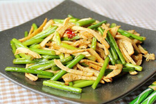 蒜苗肉丝带有淡淡的蒜香味，掩盖肉腥味