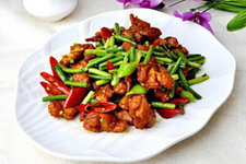 蒜苗肉丝带有淡淡的蒜香味，掩盖肉腥味