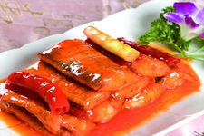 糖醋带鱼色泽红润，外皮酥软，鱼肉嫩滑，酸甜可口