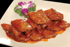 糖醋带鱼色泽红润，外皮酥软，鱼肉嫩滑，酸甜可口