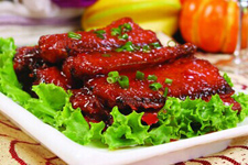 糖醋带鱼色泽红润，外皮酥软，鱼肉嫩滑，酸甜可口