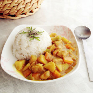 猪肉咖喱饭口感辛香浓郁，给人留下深刻印象