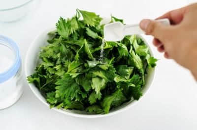 蒸芹菜叶口感清香绵软，蘸着油泼辣椒吃别有一番风味