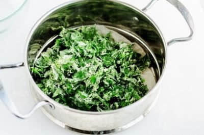 蒸芹菜叶口感清香绵软，蘸着油泼辣椒吃别有一番风味
