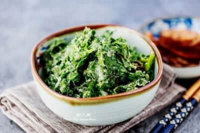 蒸芹菜叶口感清香绵软，蘸着油泼辣椒吃别有一番风味