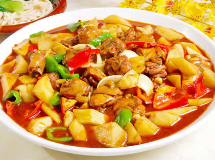 大盘鸡色彩鲜艳，有爽滑麻辣的鸡肉和软糯甜润的土豆