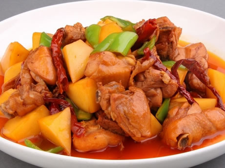 大盘鸡色彩鲜艳，有爽滑麻辣的鸡肉和软糯甜润的土豆